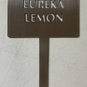 Personalized Metal Plant Marker Custom Name Garden Stake Tree Identification Label Outdoor Landscape Marker Memorial Tree Tribute Garden Organization Plant Label Metal Stake Durable Rust Finish Weatherproof Outdoor Garden Marker Custom