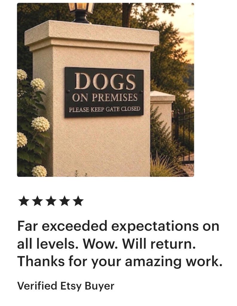 Pu&ograve; includere: Una targa rettangolare nera con scritte bianche montata su un pilastro in pietra beige. La targa riporta il testo DOGS ON PREMISES e PLEASE KEEP GATE CLOSED. Il pilastro &egrave; strutturato e sormontato da una piccola lampada, con fiori bianchi accanto.