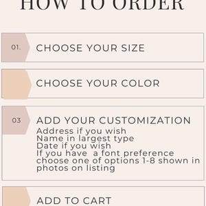 Puede incluir: Un gr&aacute;fico de instrucciones rosa claro titulado HOW TO ORDER con cuatro pasos: 01. CHOOSE YOUR SIZE, CHOOSE YOUR COLOR, 03 ADD YOUR CUSTOMIZATION incluyendo direcci&oacute;n, nombre, fecha y opciones de fuente 1-8, y ADD TO CART. Texto negro sin remates.