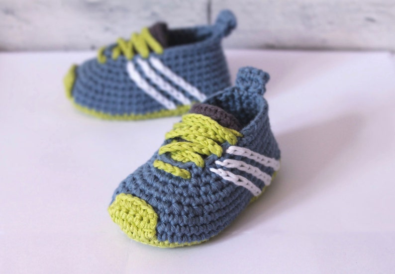 CROCHET PATTERN Cute baby Sneaker Crochet booties Federation Runners cool modern funky, Blue running shoes boys, English language only image 3