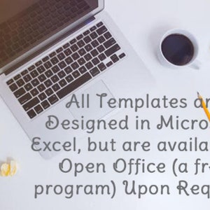 Peut inclure: Un ordinateur portable, une tasse de caf&eacute;, un crayon et un post-it sur une surface blanche. Le texte sur le post-it est : "Tous les mod&egrave;les sont con&ccedil;us dans Microsoft Excel, mais sont disponibles dans Open Office (un programme gratuit) sur demande."