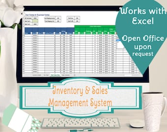 Pode incluir: Um ecrã de computador a mostrar uma folha de cálculo com o texto "Inventory & Sales Management System". A folha de cálculo está etiquetada com cabeçalhos como "Nome do produto", "Quantidade", "Preço" e "Total". O texto "Funciona com Excel" e "Open Office a pedido" é apresentado numa bolha de fala turquesa.