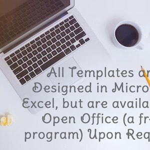 Puede incluir: Un ordenador port&aacute;til, una taza de caf&eacute;, un l&aacute;piz y una nota adhesiva en una superficie blanca. El texto en la superficie dice: "Todas las plantillas est&aacute;n dise&ntilde;adas en Microsoft Excel, pero est&aacute;n disponibles en Open Office (un programa gratuito) a petici&oacute;n."