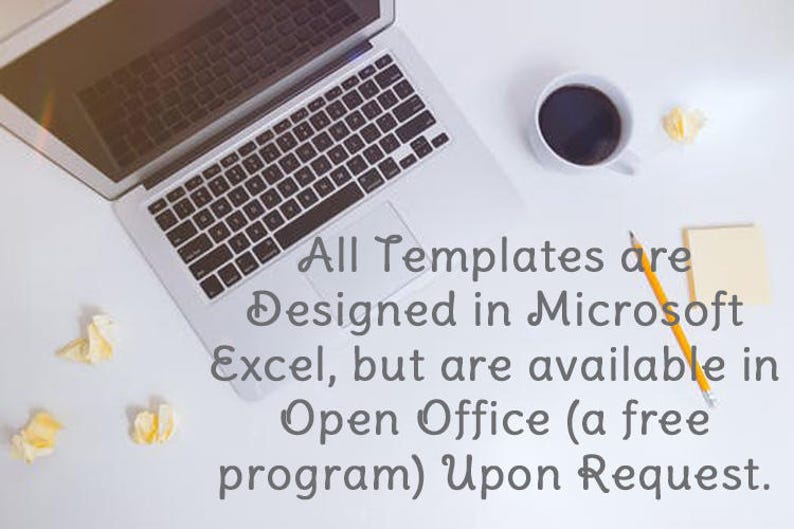 Puede incluir: Un ordenador port&aacute;til, una taza de caf&eacute;, un l&aacute;piz y una nota adhesiva en una superficie blanca. El texto en la superficie dice: "Todas las plantillas est&aacute;n dise&ntilde;adas en Microsoft Excel, pero est&aacute;n disponibles en Open Office (un programa gratuito) a petici&oacute;n."