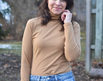 Maglia a collo alto aderente in cotone biologico, a maniche lunghe, ideale da indossare a strati.