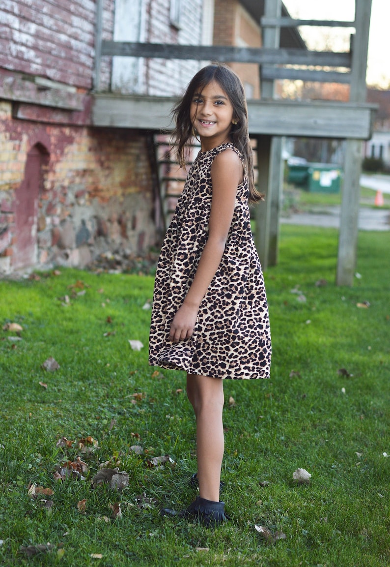 Vestido con estampado de leopardo de algodón para niñas, cintura fruncida boho con mangas onduladas, cumpleaños de safari libre salvaje de verano, regalo para amantes de los animales guepardo para niña imagen 2