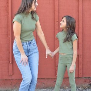 Haut en tricot côtelé à col cheminée en coton bio, T-shirt ajusté avec mancherons pour femme, Chemise superposée coupe slim marron, Vert Mode durable et éthique États-Unis image 9