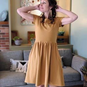 Damenkleid aus Bio-Baumwolle, Herbst Minimalist Boho Damenmode, Eco Conscious Solid Color Kleid mit U-Boot-Ausschnitt, Geschenk für Sie, hergestellt in den USA
