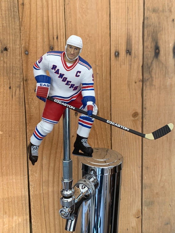 McFarlane NHL Series 5 Action Figure: Mark Messier Edmonton Oilers (Regular  Blue Jersey) : : Sports & Outdoors