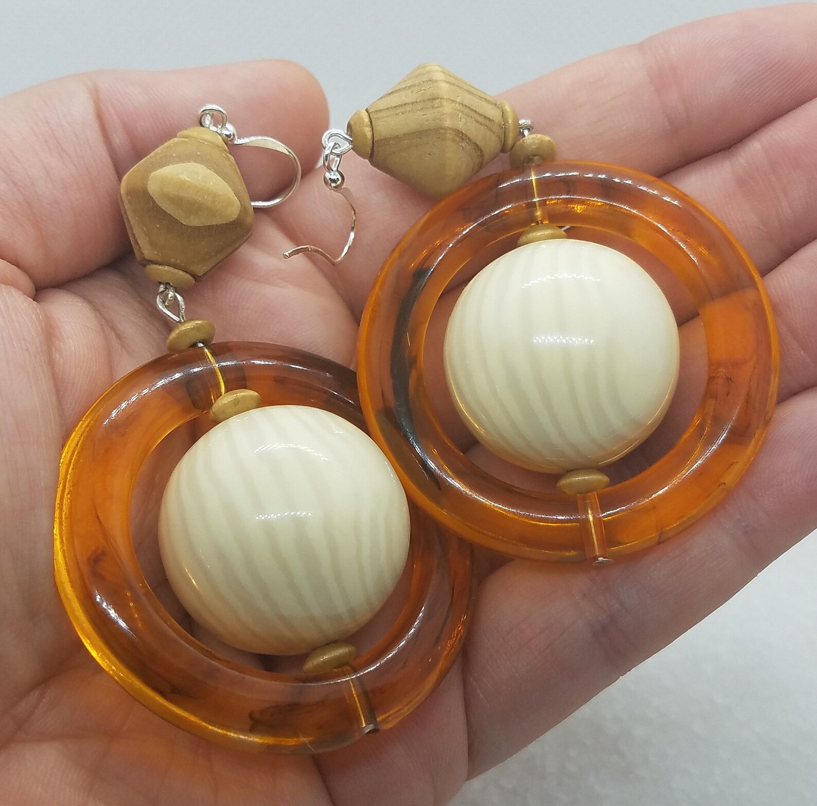 Énorme boule dans le dangle de cerceau bois translucide brun | Etsy