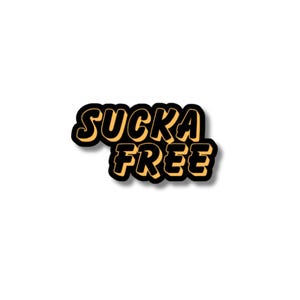 Op de afbeelding: Een sticker met de tekst "SUCKA FREE" in een vetgedrukte, gele letter met een zwarte omlijning. De tekst staat tegen een witte achtergrond, met een subtiel schaduweffect. Het ontwerp is eenvoudig en opvallend.