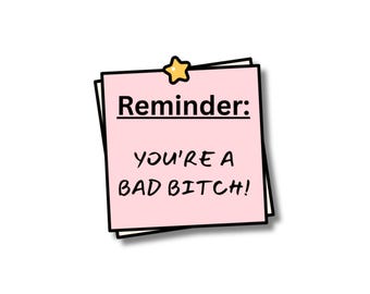 Può includere: Un post-it rosa con il testo "Reminder: YOU'RE A BAD BITCH!" in nero. Il biglietto è attaccato a una pila di altri biglietti con una stella d'oro. Lo sfondo è bianco.
