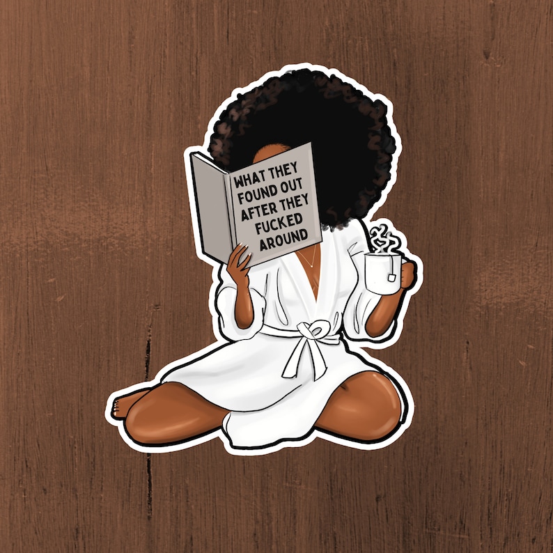Może przedstawiać: Naklejka przedstawiająca kresk&oacute;wkową ilustrację osoby o ciemnej sk&oacute;rze i dużej afro, czytającej książkę. Na okładce książki widnieje napis "WHAT THEY FOUND OUT AFTER THEY FUCKED AROUND". Osoba ma na sobie biały szlafrok i trzyma filiżankę herbaty.