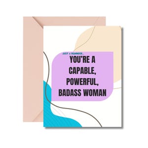 Op de afbeelding: Een paarse kaart met een witte achtergrond en abstracte vormen in blauw, beige en zwart. De kaart heeft de tekst "Just a reminder... You're a capable, powerful, badass woman."