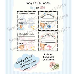 Op de afbeelding: Vier printbare ontwerpen voor babydekenlabels, elk met een gestikte rand met een schattige teddybeer en de tekst "Met liefde gestikt voor". De labels bieden ruimte voor "Van:" en "Datum:". De ontwerpen zijn 5 inch bij 5 inch en bevatten stiklijnen. De tekst "4 ontwerpen 5" x 5" met stiklijnen Digitale downloads Afdrukken op stof" is opgenomen in een wolkvorm. De tekst "Bevat bonus mini-dekenlabels" is opgenomen in een bannervorm. Een klein logo met de tekst "Sew Wonderful Custom Prints" is opgenomen in de rechterbenedenhoek.