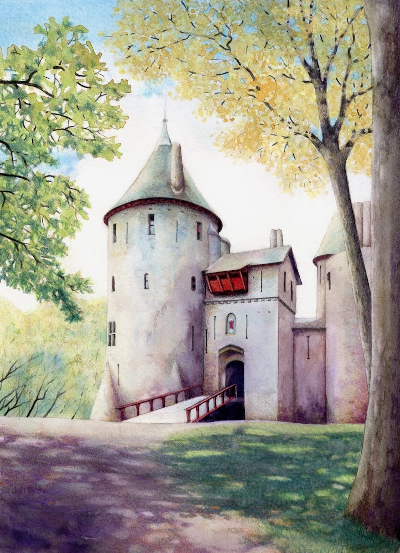 Puede incluir: Pintura a la acuarela de un castillo con una torre redonda y un puente. El castillo es blanco con un tejado verde y detalles rojos. Los &aacute;rboles con hojas verdes y amarillas enmarcan el castillo.