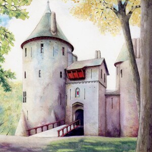 Puede incluir: Pintura a la acuarela de un castillo con una torre alta y redonda y un puente rojo que conduce a la entrada. El castillo tiene un exterior gris claro con un tejado verde. La escena est&aacute; enmarcada por &aacute;rboles y follaje.