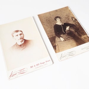 Cartes de cabinet sépia Portraits of a Victorian Couple par J. Dixon, photographe artistique, Toronto – Lot de deux