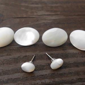 Vintage Mother of Pearl cabochon post earring/vintage earrings/post earrings/white/cream/shell/wedding/simple/feminine/delicate/beach/boho