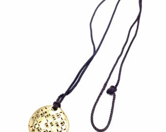 ¡Excepcional! Collar Louis Vuitton con colgante grande de oro amarillo de 18 quilates (27,8 g)