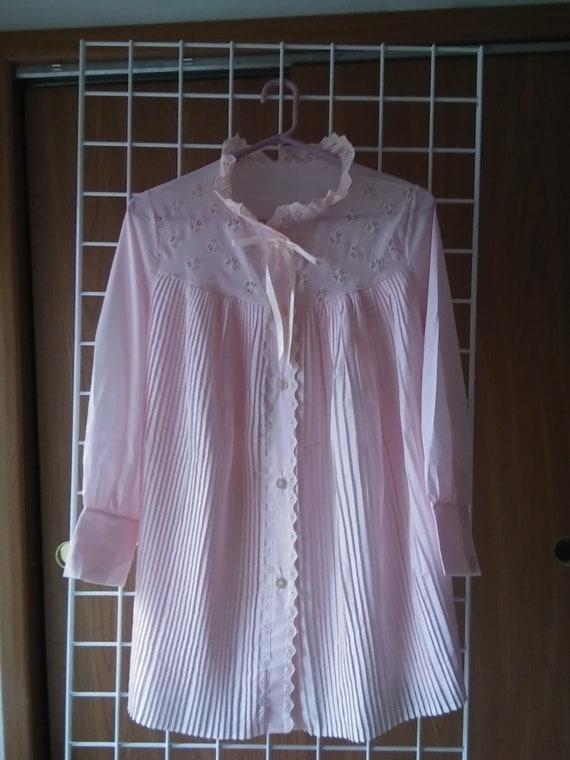 Val Mode demure pink nightie - pleats and lace!