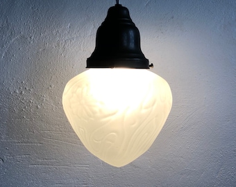 De deense plafondlamp van de medio eeuw Deense art decostijl in wit mat glas met organisch bloempatroon