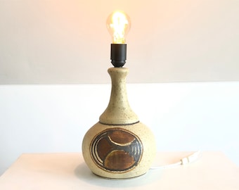 Danish large stoneware mid century table lamp in organic shape with beige and brown glaze  - design from Bente Jessen, Denmark