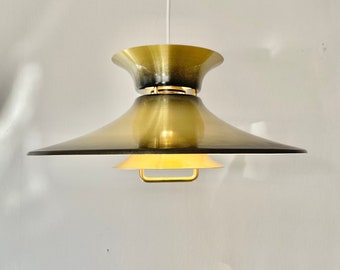 Dänische Mid Century Modern Design minimalistische Deckenlampe mit gold und schwarz lackierten mehrschichtigen Metallschirmen, Trompetenoberteil und Aufhängung