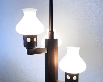 Mid-century moderne drie-armige design plafondlamp in donker getint hout met vintage witte glazen toortsvormige kappen