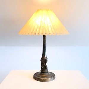 Esclusiva lampada da tavolo antica originale del 1899 con splendida base scultorea e paralume plissettato in carta testurizzata
