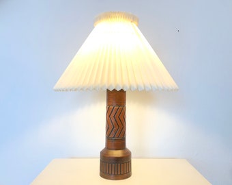 Unique Danish large ceramic sculptural modernist mid century table lamp with beautiful glaze, pattern and original Le Klint vintage shade