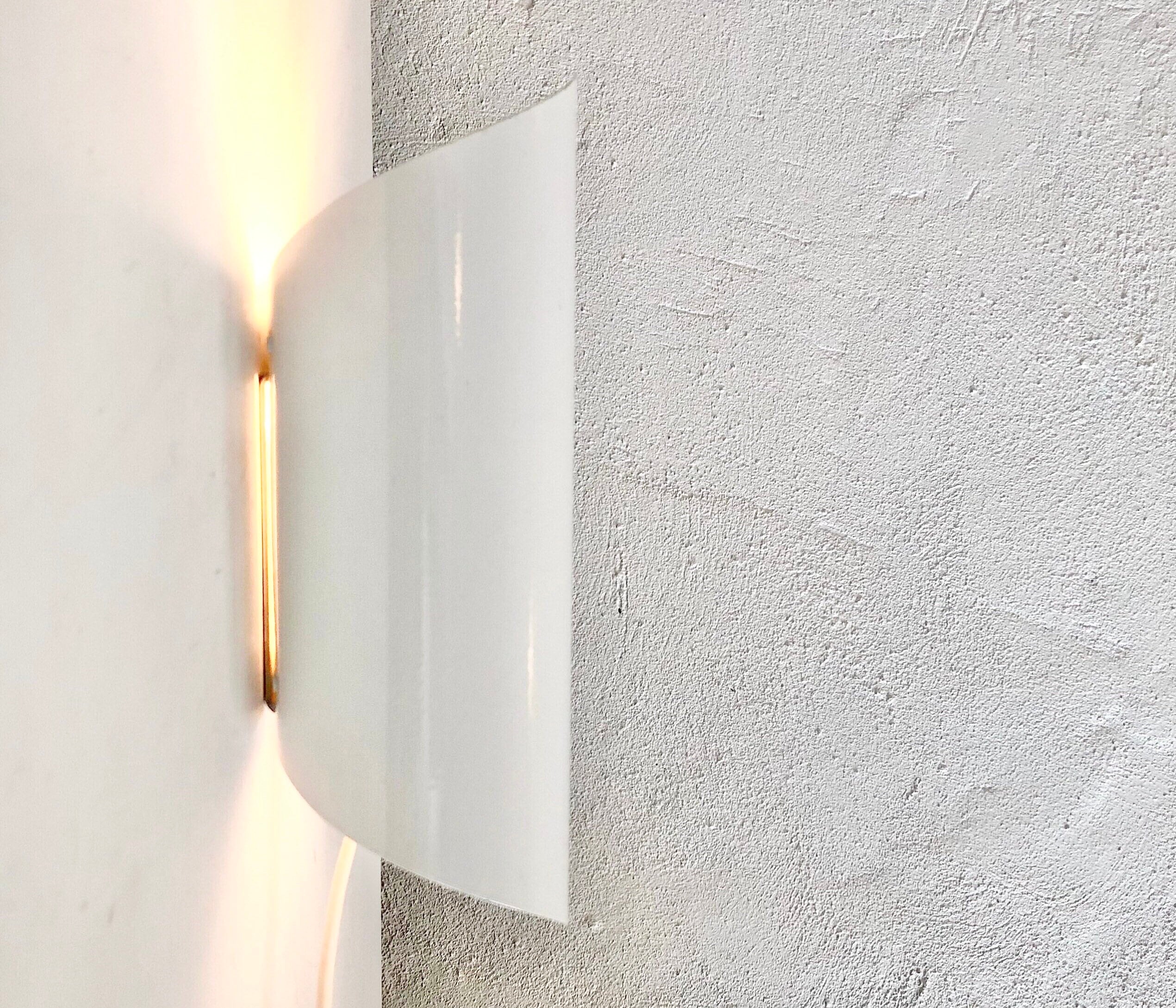 Danish minimalist vintage wall lamp in white tubular shape with spiked edges - design by Bue Light, Denmark