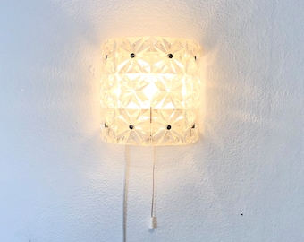 Deense prachtige vintage wandlamp uit het midden van de eeuw met een mooie, heldere plastic kap met reliëfpatroon