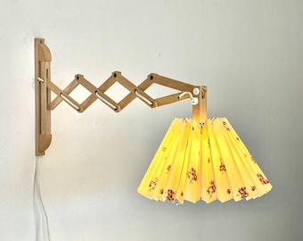 Lámpara de pared estilo tijera vintage de mediados de siglo, procedente de Dinamarca, en madera con pantalla plisada de tela color crema con estampado floral vintage.