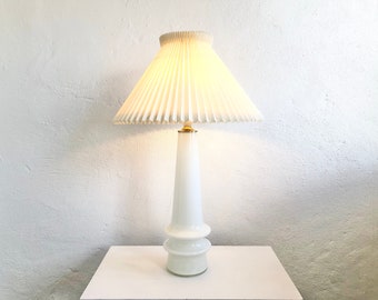 Dänische vintage Mid Century Modern große weiße Tischlampe aus Glas mit weißem, plissiertem Le Klint Schirm