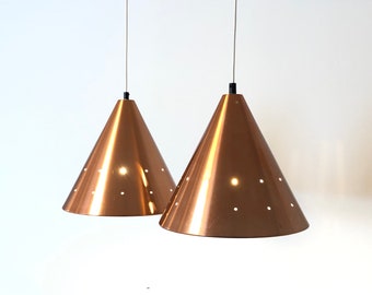 Paar prachtige vintage design plafondlampen uit Denemarken met kappen in warm koperkleurig geperforeerd aluminium