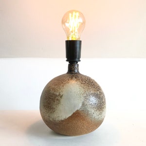 Danish ceramic sculptural modernist mid century table lamp in ball shape with earthcolored glaze - design by Axella Denmark