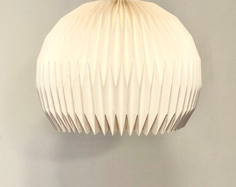 Vintage originele Le Klint model 147 grote moderne gevouwen plafondlamp uit het midden van de eeuw in crème - ontwerp door Esben Klint in 1952