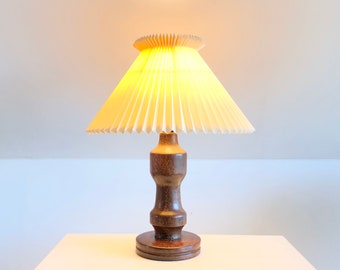 Prachtige Deense houten sculpturale modernistische tafellamp uit het midden van de eeuw met organische vormen en originele vintage beige geplooide cLe Klint kap