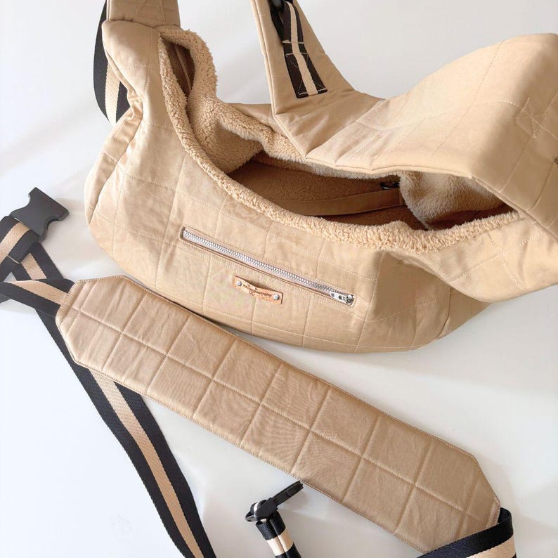 Puede incluir: Bolso transport&iacute;n acolchado beige para mascotas con interior de suave piel sint&eacute;tica. El bolso tiene cierre de cremallera y una correa para el hombro a juego con rayas negras y beige. Dise&ntilde;ado para mascotas peque&ntilde;as.