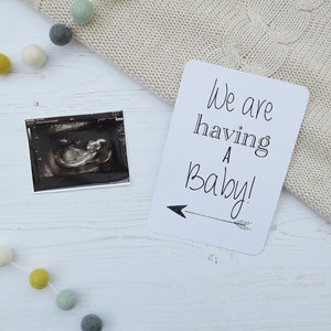 Cartes d'étape de grossesse classiques sur carte blanche. Conception monochrome neutre. Célébrez les étapes de votre grossesse. Cadeau parfait pour la future maman.