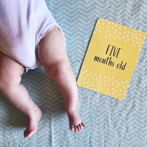Cartes de jalon bébé jaune moutarde