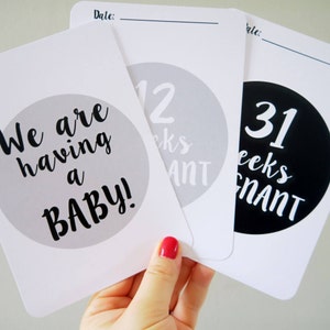 Tarjetas de hitos monocromáticos para el embarazo. Diseño moncromo neutro. Celebra tus momentos clave del embarazo. Mamá perfecta para ser regalo.