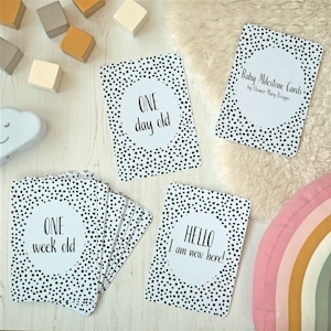 Cartes monochromes design baby milestone