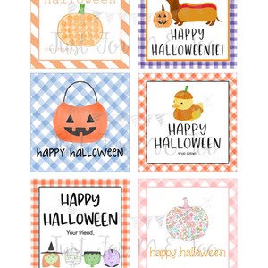 Op de afbeelding: Zes printbare Halloween-cadeautjes met verschillende ontwerpen. De labels bevatten een pompoen, een teckel, een eend, een trick-or-treat-tas, een groep Halloween-personages en een pompoen met bloemenpatronen. De labels hebben een ruitjespatroon in verschillende kleuren.