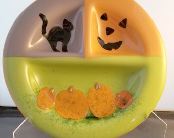 Halloween plate, 8-inch round, 3-section, fused glass, pumpkins/black cat