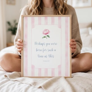 Lámina decorativa digital para pared con temática preppy, estilo millennial y playera. Versículo bíblico cristiano. Ideal para dormitorios de estudiantes universitarias.