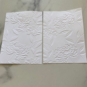 3D tief geprägte weiße wunderschöne Blüten - weißer geprägter Kartenvorrat - geprägte Stanzteile - Designerpapier - Kartenvorderseite - Kartenschichtung