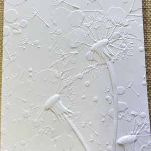 Recto de la carte de voeux pissenlit en relief 3D - papier cartonné blanc en relief - papier design - papier en relief - superposition de cartes-topper de carte-pissenlits