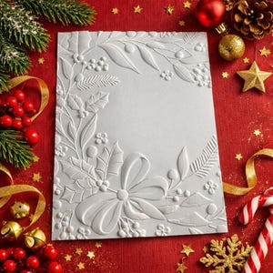 Fogli di cartoncino con ghirlanda floreale natalizia in rilievo 3D – Carta bianca con agrifoglio e bacche per la creazione di biglietti, scrapbooking e progetti creativi (set da 8)